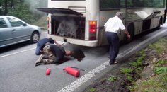 Nehoda autobusu očima cestujícího. Když hoří, zachovejte klidnou hlavu a přiložte ruku k dílu, řidič Vám nepomůže Nehoda autobusu očima cestujícího. Když hoří, zachovejte klidnou hlavu a přiložte ruku k dílu, řidič Vám nepomůže